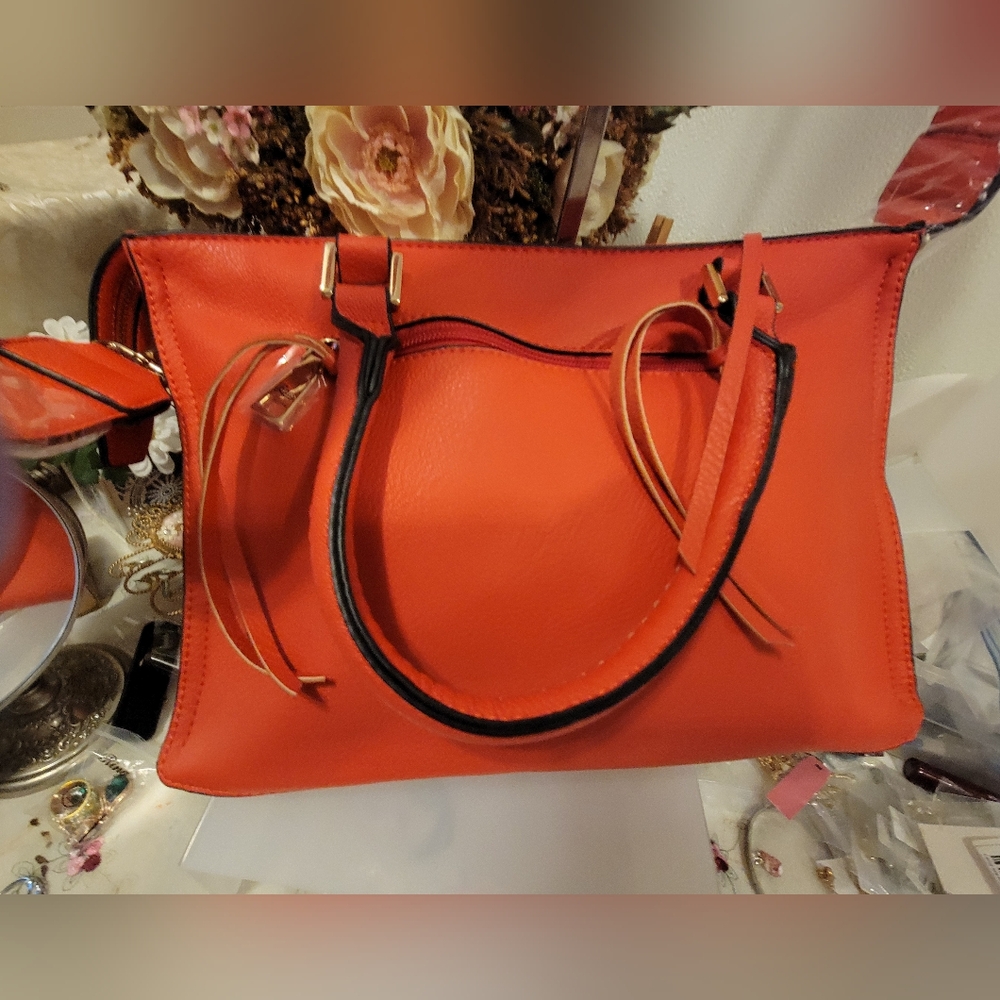 NWT G.H. Bass & Co CORAL Convertible Bag With 2 Straps - Picture 3 of 16